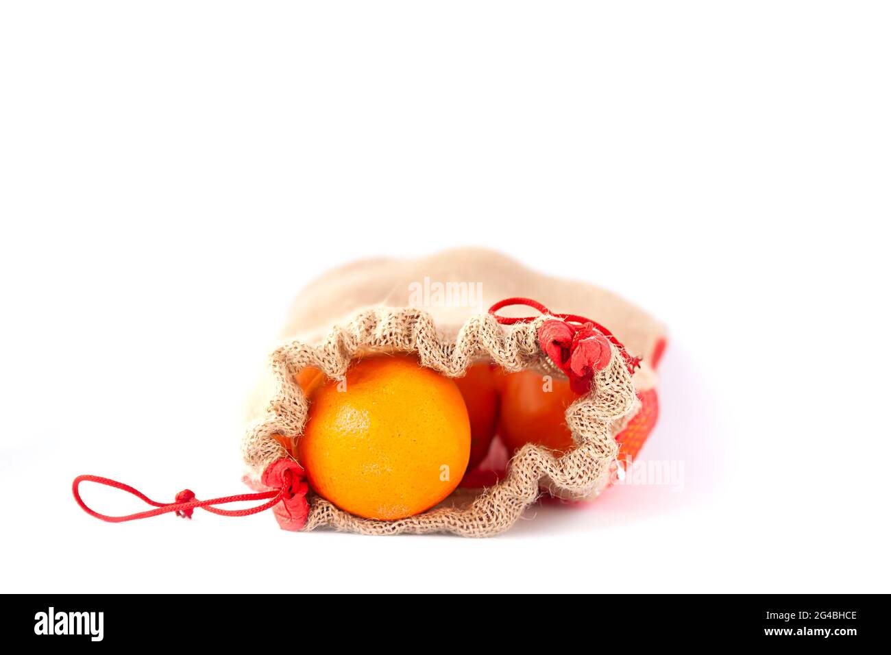 https://c8.alamy.com/comp/2G4BHCE/fresh-orange-fruits-in-a-burlap-bag-on-white-background-2G4BHCE.jpg