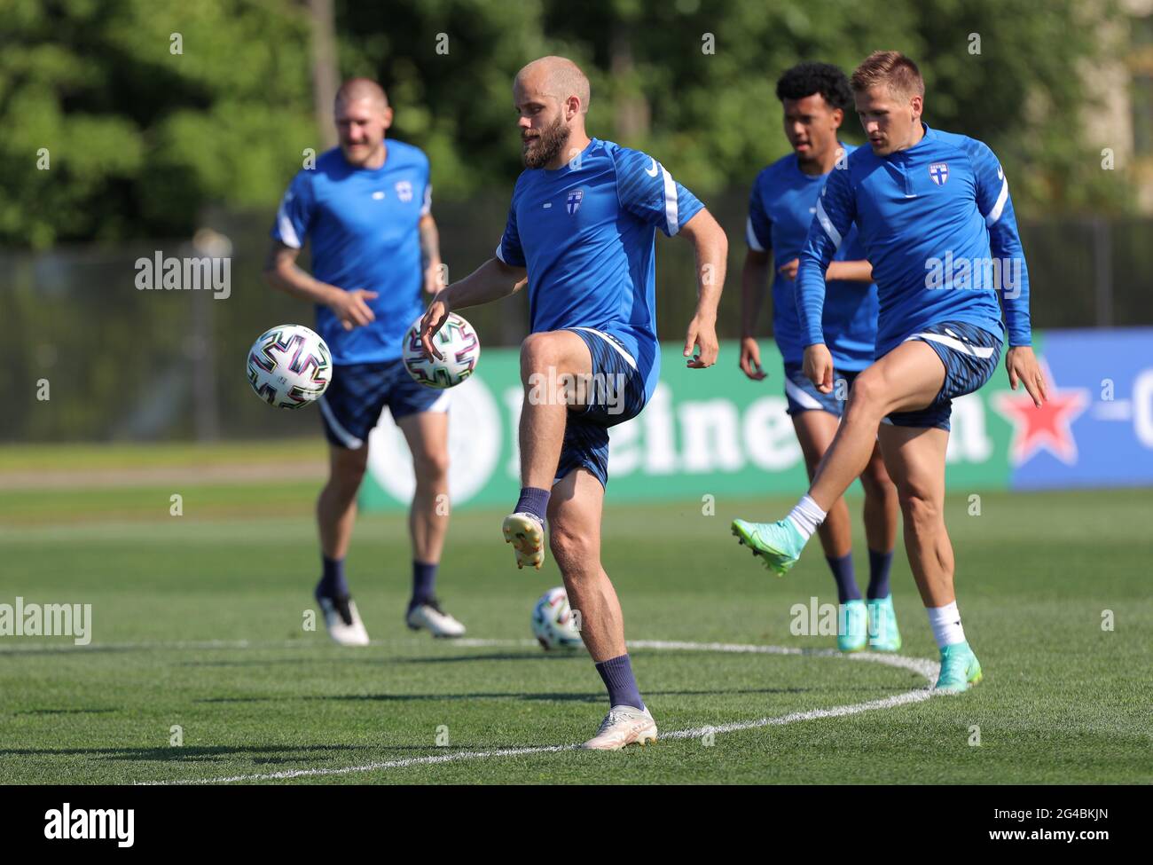 Zelenogorsk, Russia. 20th June, 2021. Football: European Championship, Group B, Final training Finland before the match against Belgium. Teemu Pukki plays the ball. Credit: Igor Russak/dpa/Alamy Live News Stock Photo