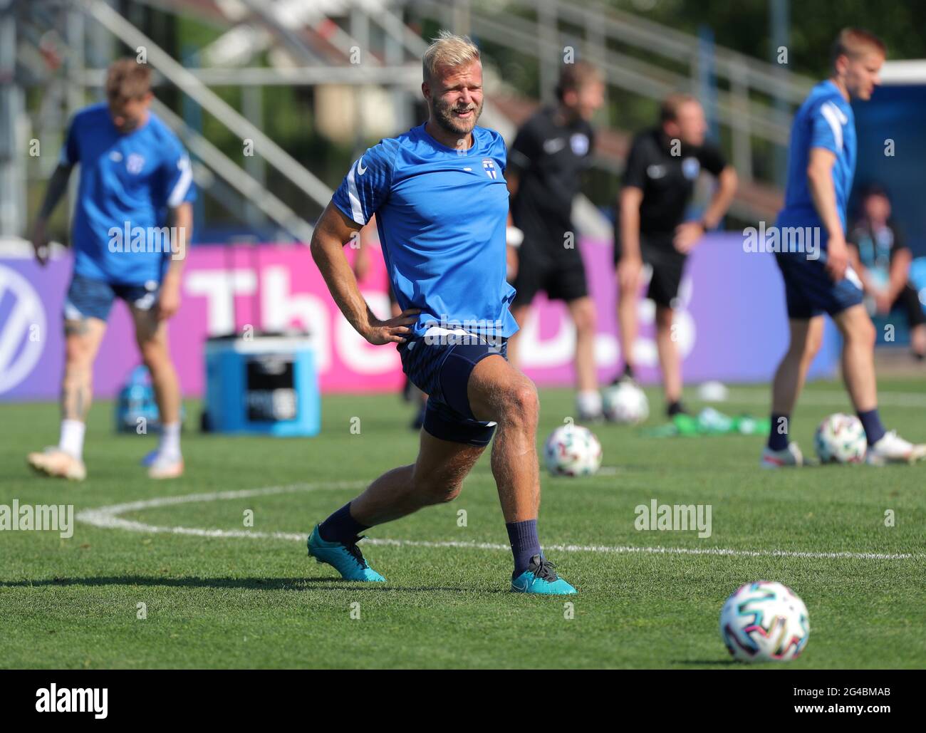 Zelenogorsk, Russia. 20th June, 2021. Football: European Championship, Group B, Final training Finland before the match against Belgium. Paulus Arajuuri stretches. Credit: Igor Russak/dpa/Alamy Live News Stock Photo