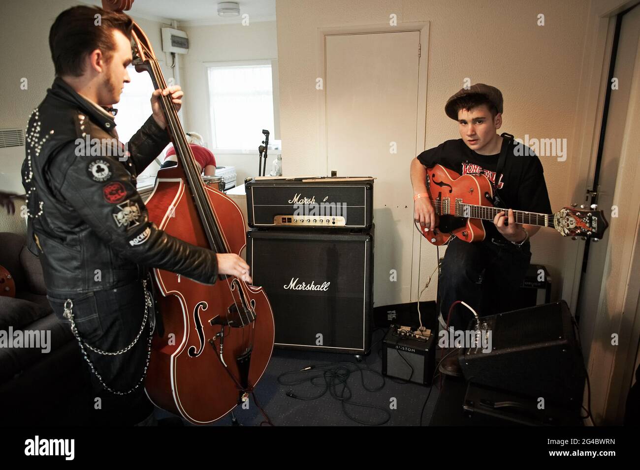 GREAT BRITAIN / England /Norfolk /Hemsby Rock 'N' Roll Weekender Rockabilly house party with double bass and guitar. Stock Photo