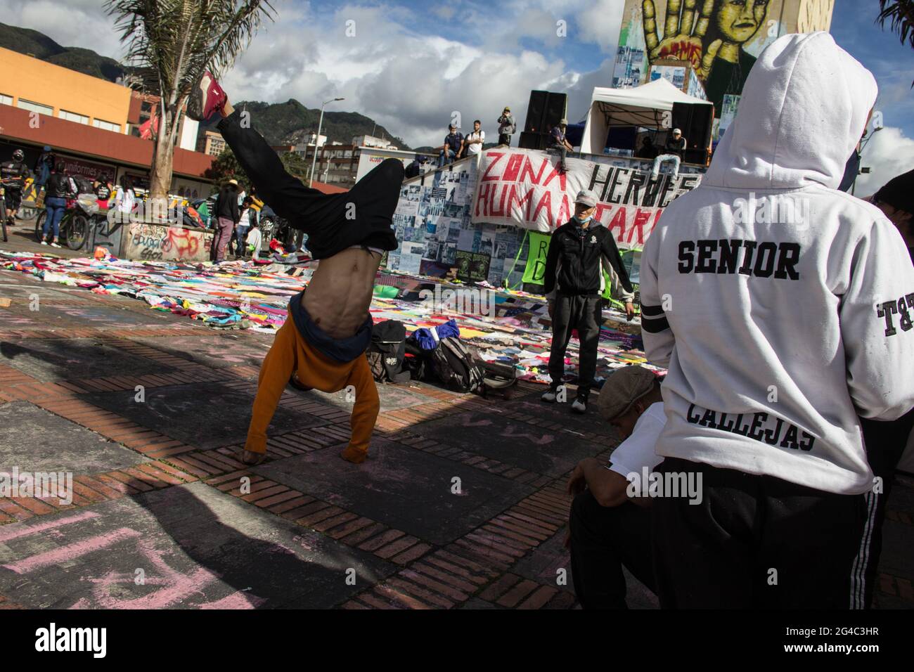 Bogota, Colombia. 19th June, 2021. People breakdance to the music during the concert 'Arte Unido Por Colombia' against the government of president Ivan Duque in support of the anti-government protests at Monumento a los Heroes on June 19, 2021 in Bogota, Colombia Credit: Long Visual Press/Alamy Live News Stock Photo