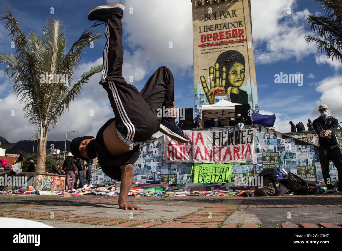 Bogota, Colombia. 19th June, 2021. People breakdance to the music during the concert 'Arte Unido Por Colombia' against the government of president Ivan Duque in support of the anti-government protests at Monumento a los Heroes on June 19, 2021 in Bogota, Colombia Credit: Long Visual Press/Alamy Live News Stock Photo