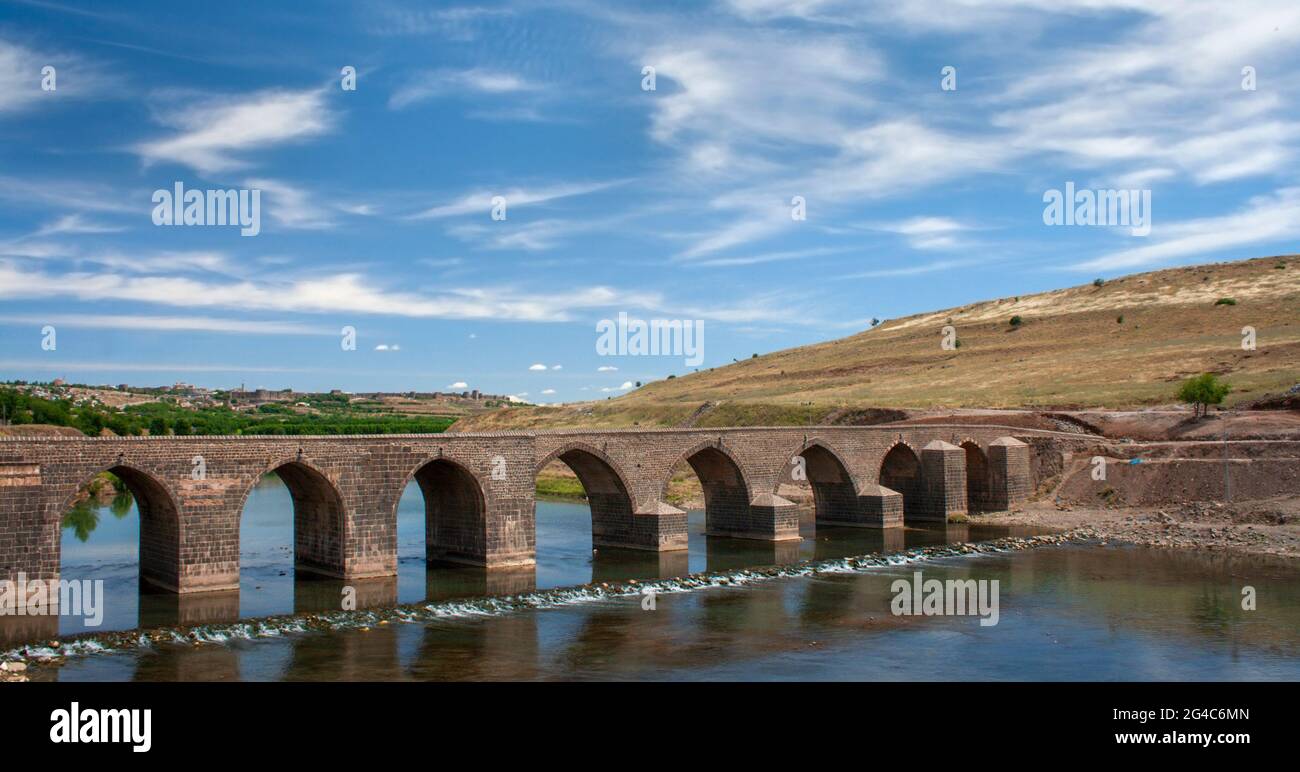 Old arched bridge known as Ongozlu Bridge, over the River Tigris, Diyarbakir, Turkey. Stock Photo