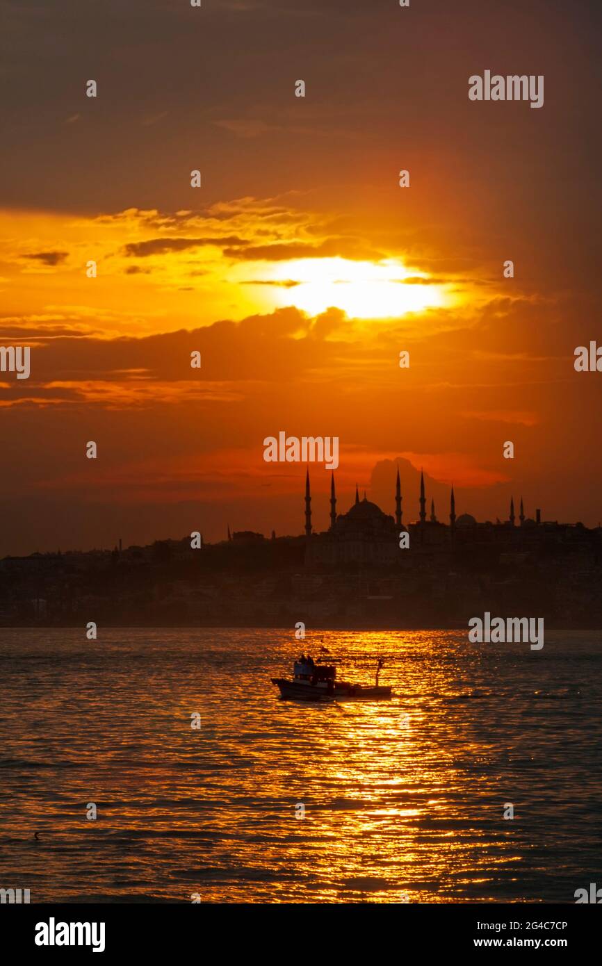 Silhouette of the Blue Mosque at the sunset in Istanbul, Turkey Stock ...