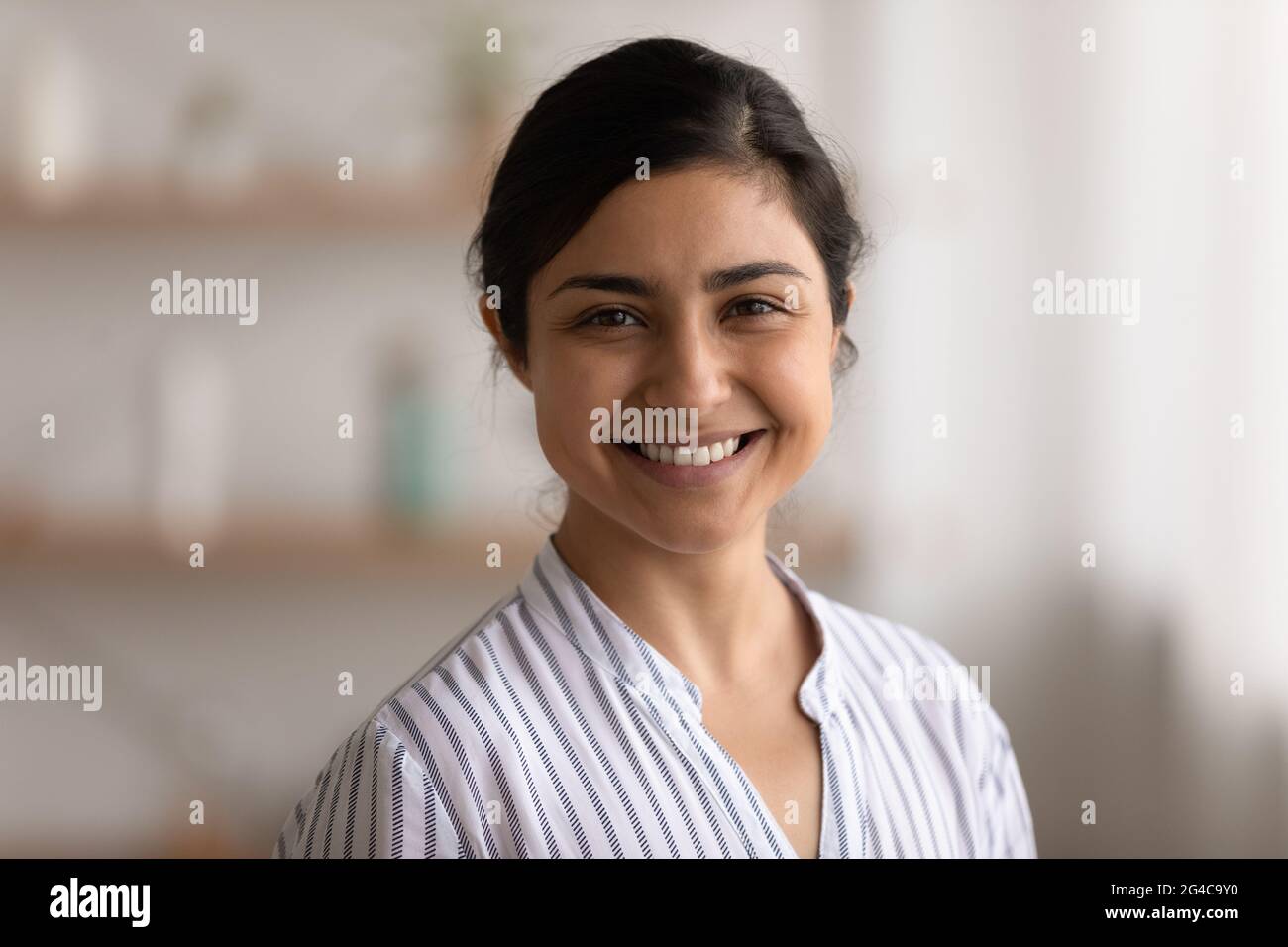 Headshot picture of smiling Indian young woman Stock Photo - Alamy