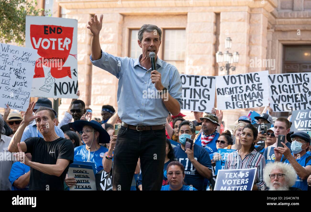 Austin, Texas, USA. 20th June, 2021. Almost a thousand Texas Democrats, including former congressman and presidential candidate BETO O'ROURKE, rally at the State Capitol supporting voting rights bills stalled in Congress and decrying Republican efforts to thwart voter registration and access to the polls. Credit: Bob Daemmrich/Alamy Live News Stock Photo