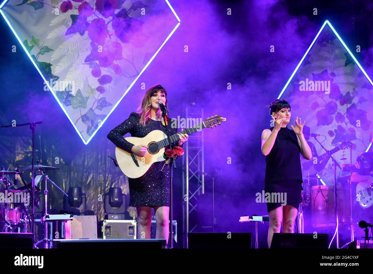 Singer Maria de los Ángeles Rozalen with a girl from her band who