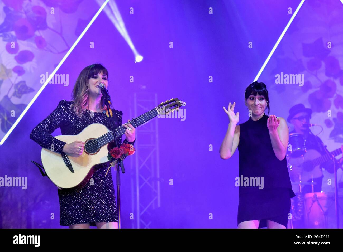 Singer Maria de los Ángeles Rozalen with a girl from her band who