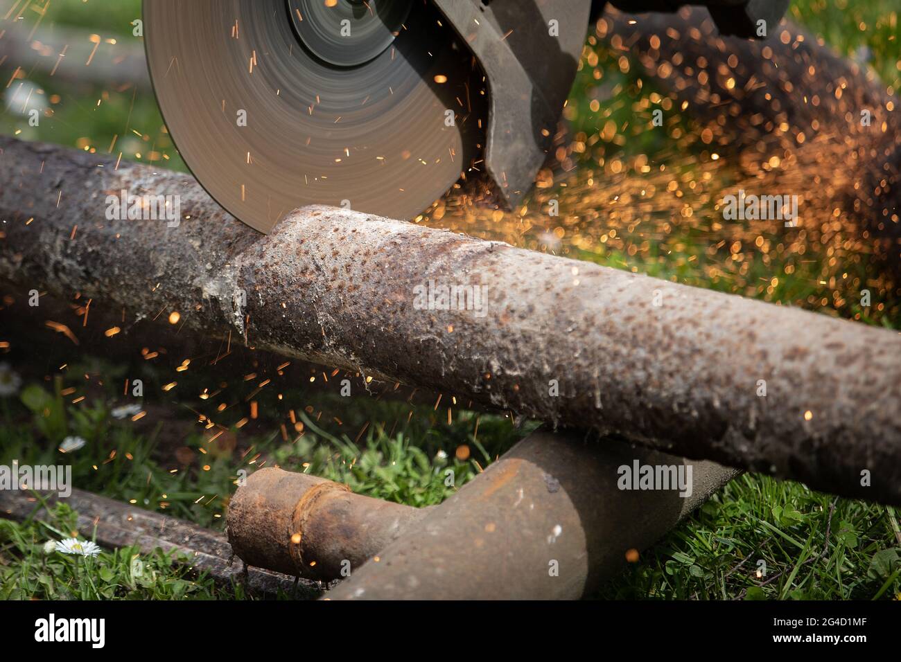 Circular saw accident hires stock photography and images Alamy