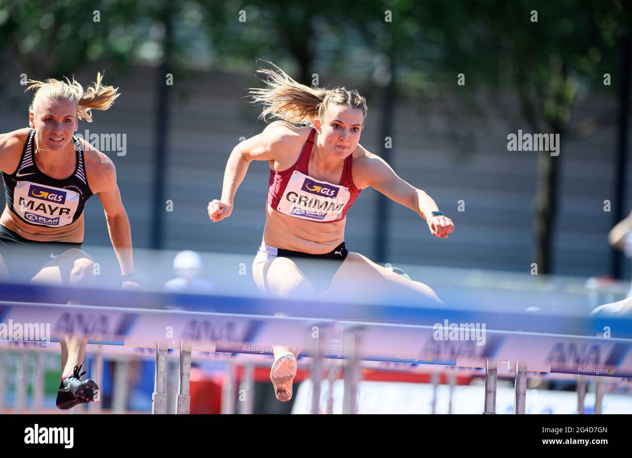 Vanessa Grimm Ger Koenigsteiner Lv Action L Verena Mayr Aut 100m Huerden Women On June 19 2018 Athletics Stadtwerke Ratingen All Around Meeting From June 19 20 06 2021 In Ratingen Germany A Stock Photo Alamy