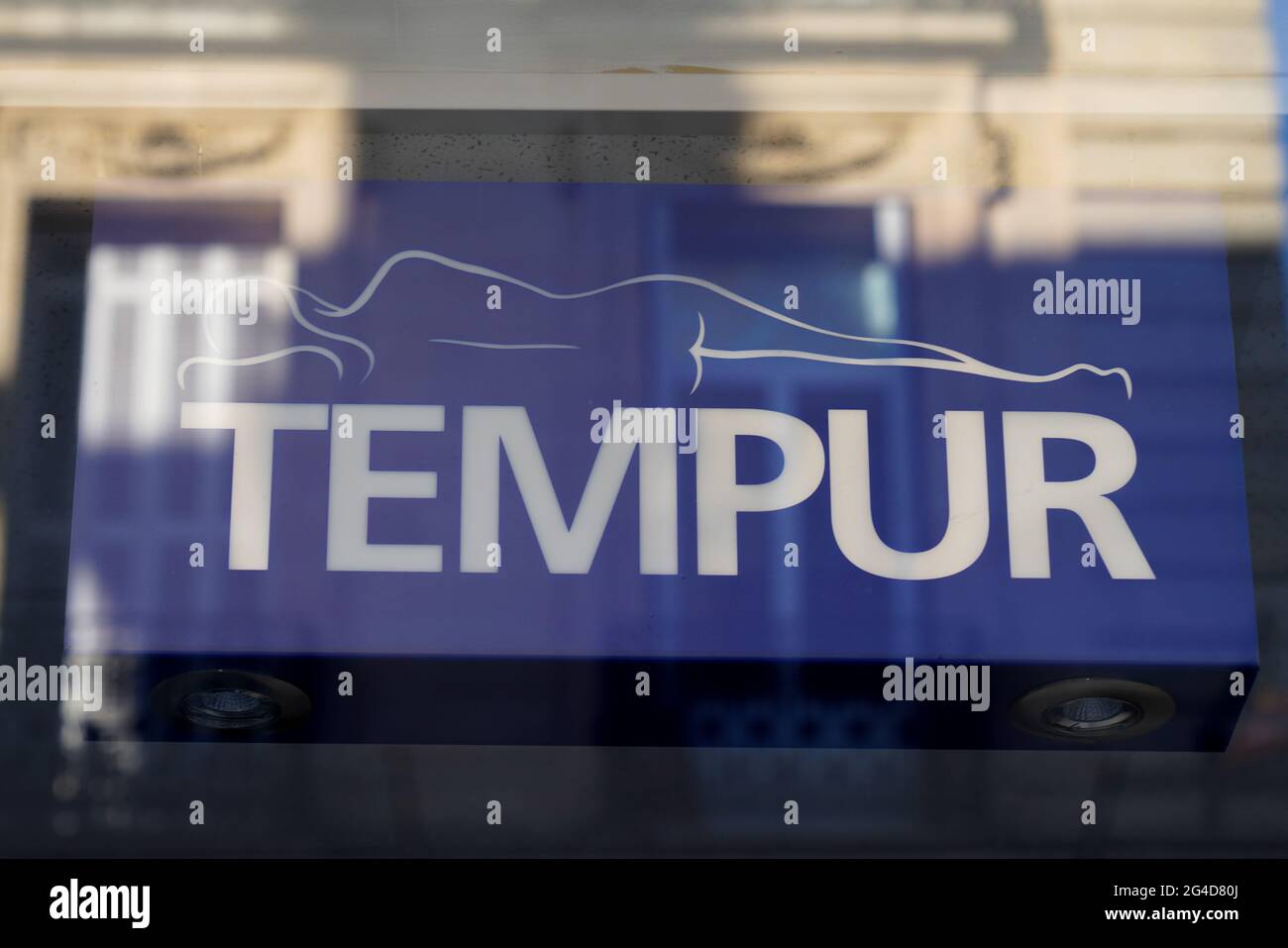 Bordeaux , Aquitaine  France - 12 25 2020 : tempur sign text and brand logo on windows shop of manufacturer seller for mattresses and pillows store Stock Photo