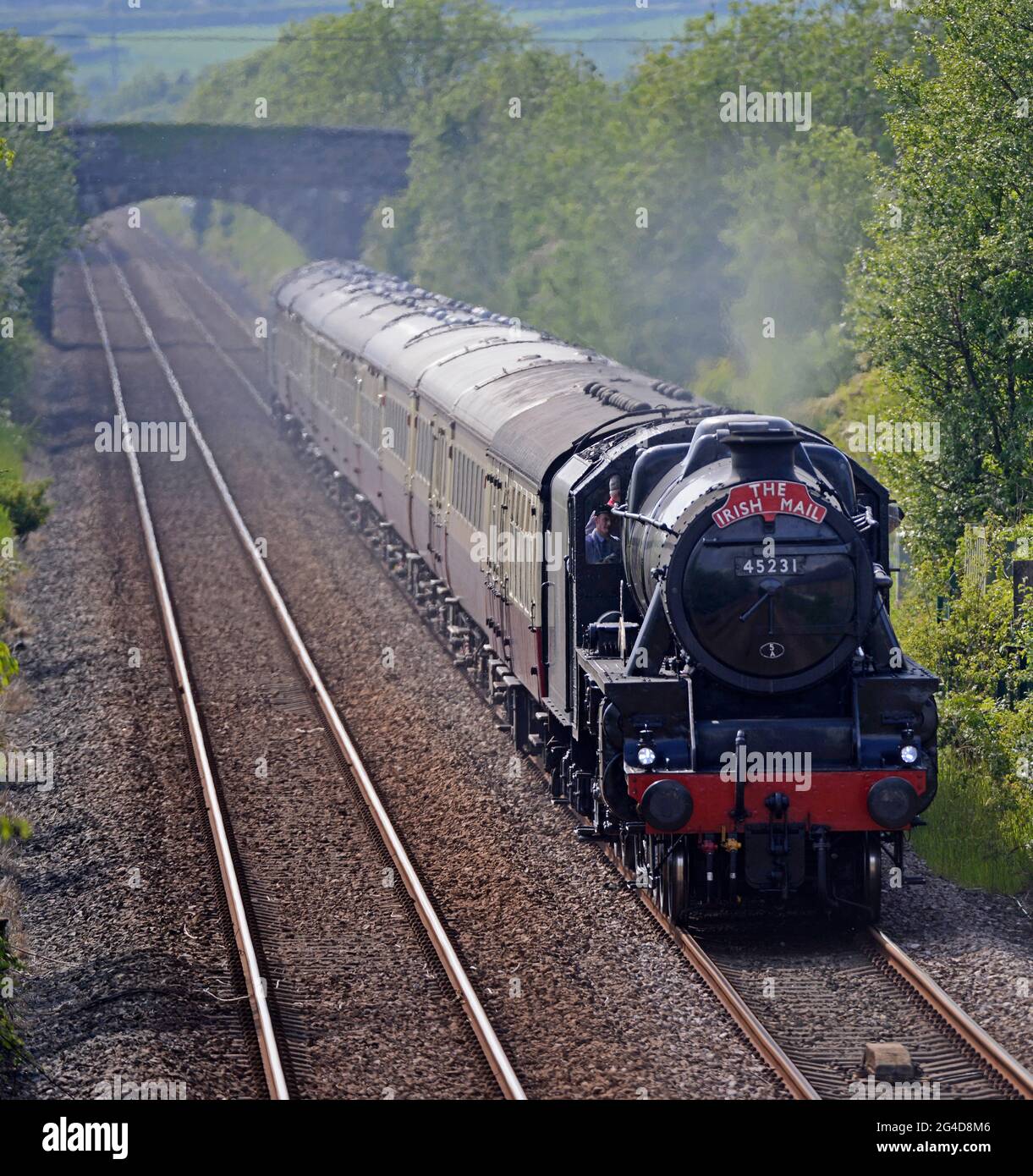 LMS Black 5, 45231, THE SHERWOOD FORESTER approaching LLANFAIR PG