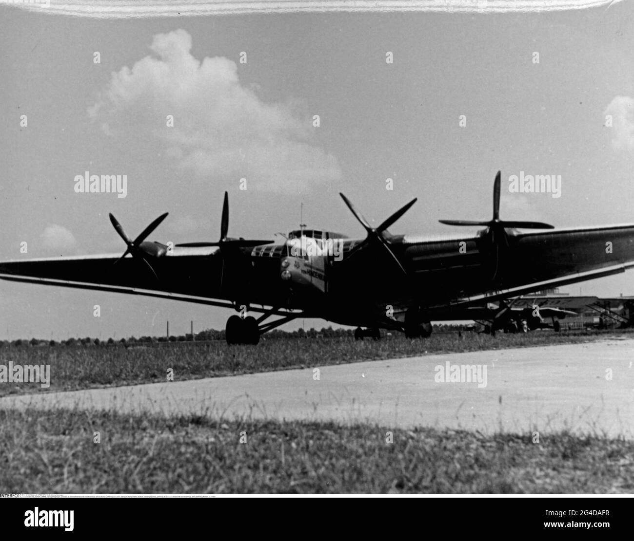 Propeller engined planes Black and White Stock Photos & Images - Alamy