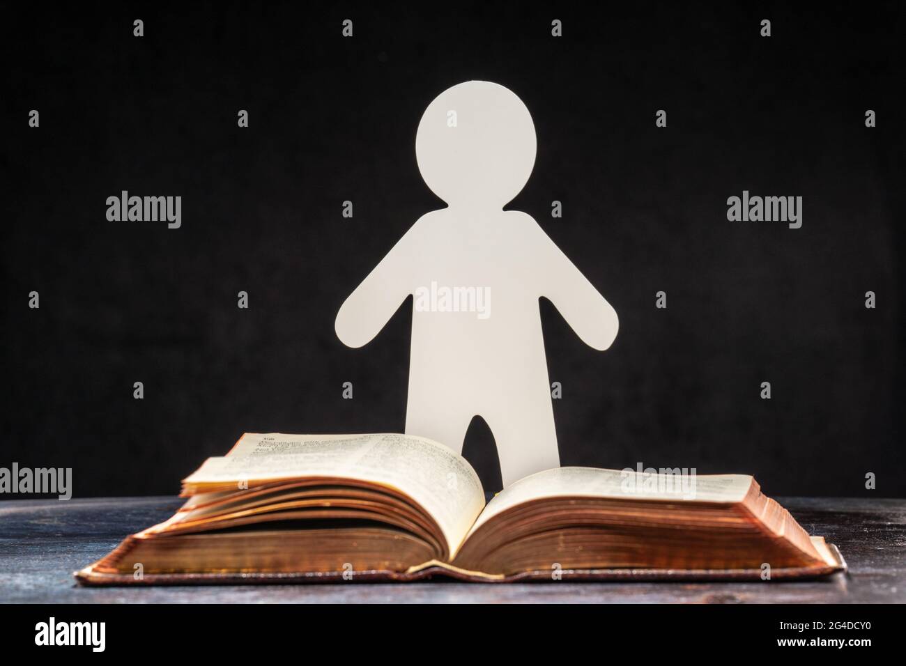 Girl reading paper standing class hi-res stock photography and images ...