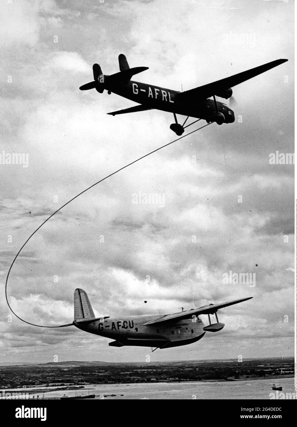 transport / transportation, aviation, seaplane, flying boat Short S 23 Empire, is refueled in the air, ADDITIONAL-RIGHTS-CLEARANCE-INFO-NOT-AVAILABLE Stock Photo