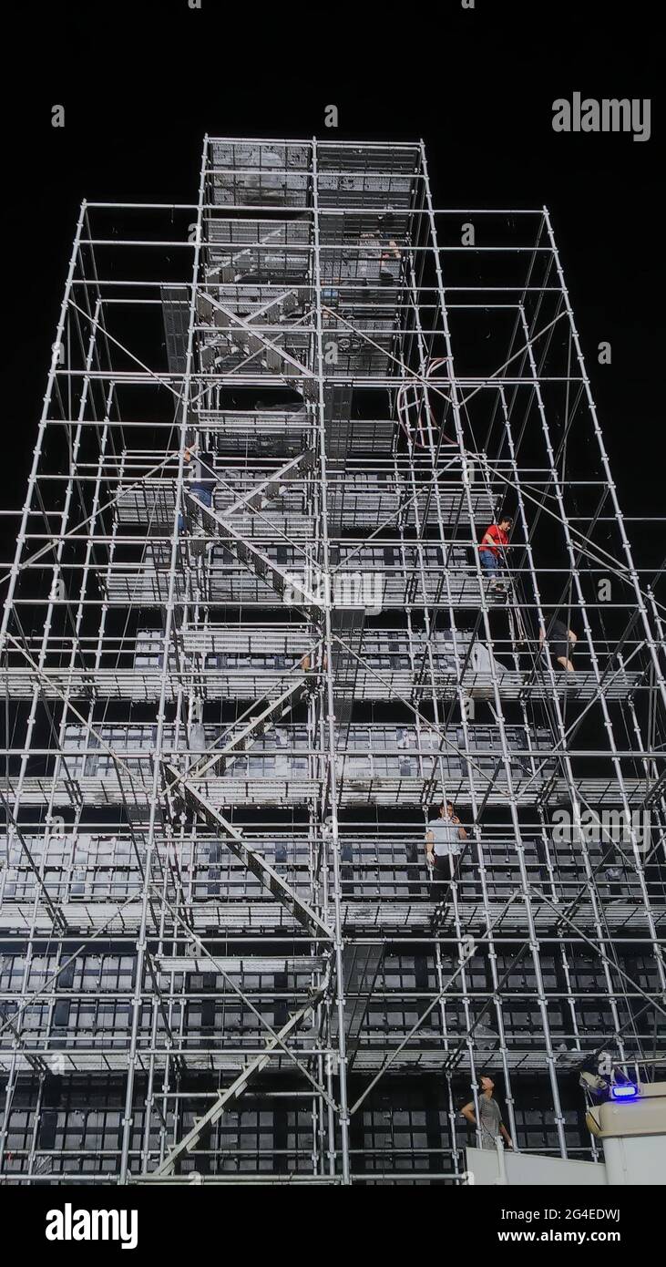 Men on scaffold hi-res stock photography and images - Alamy