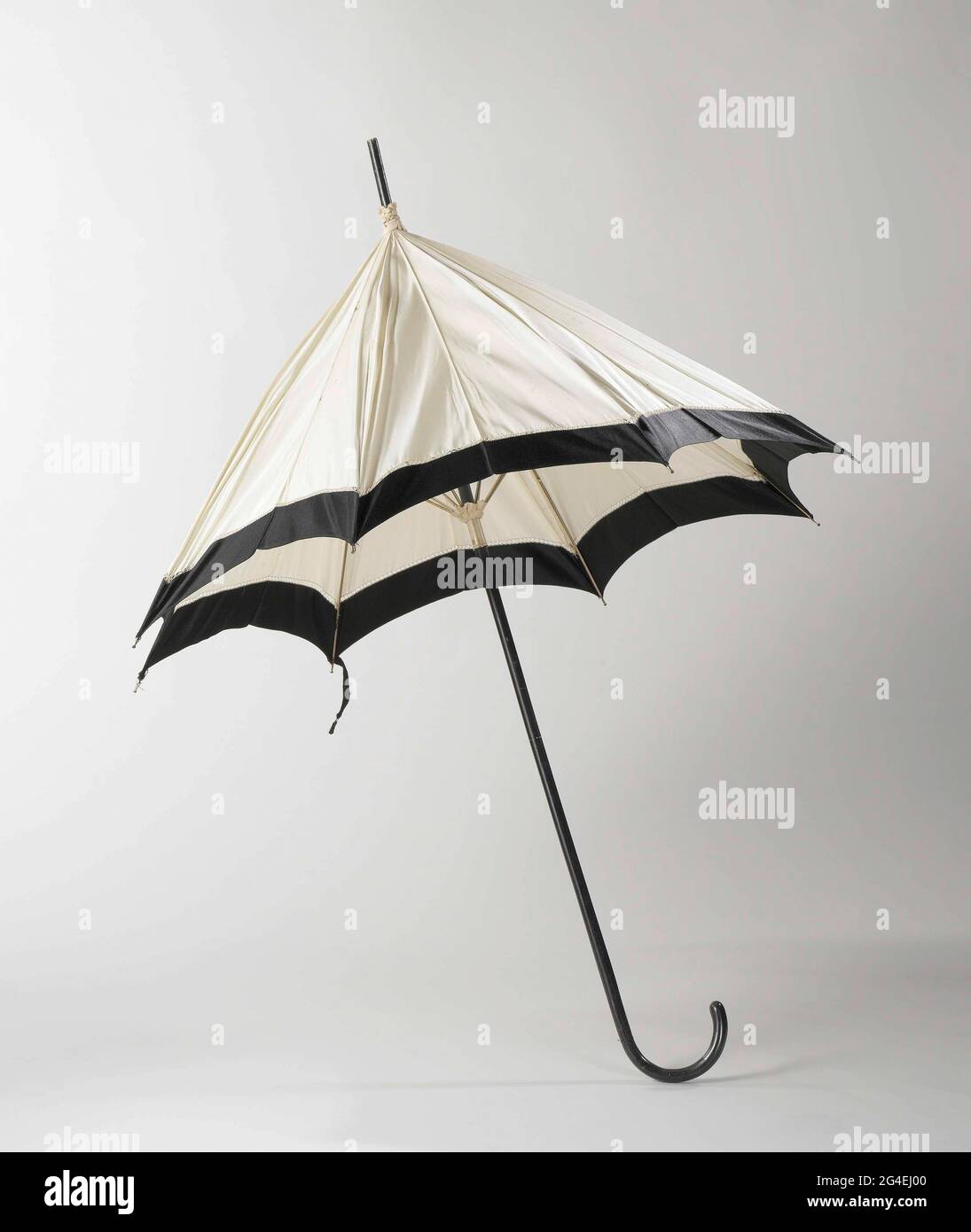 Metal parasol hi-res stock photography and images - Page 10 - Alamy