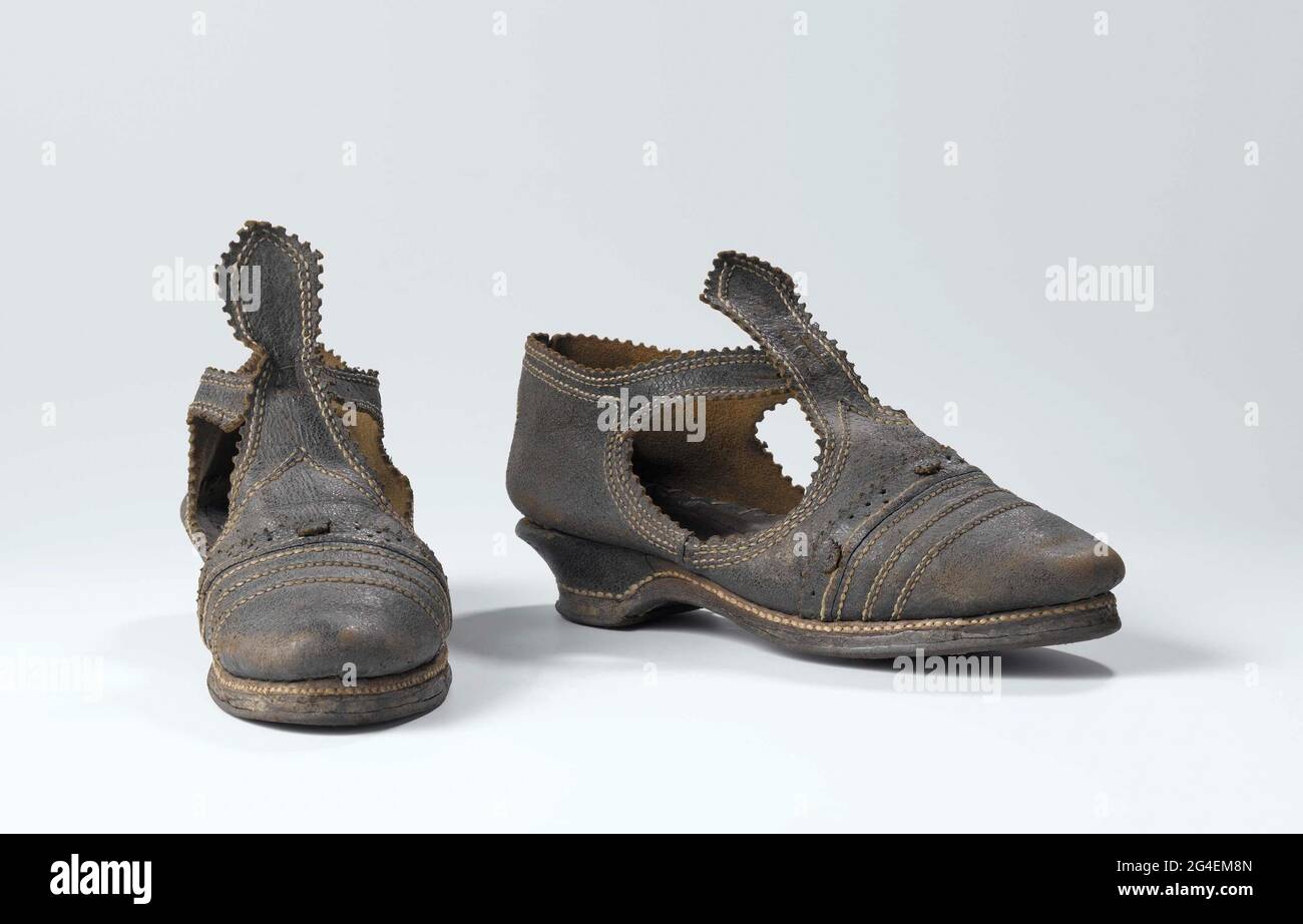 Ladies 'shoe of black leather, decorated with white stitching, Ladies' shoe,  of black leather, decorated with white stitching. Model: Low, partially  loose-fitting heel, high front leaf ending in a flap and with