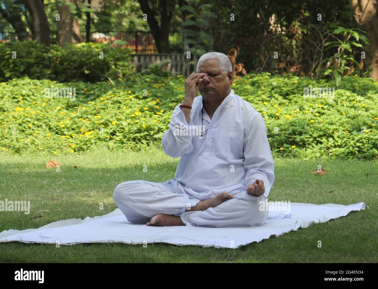 New Delhi, India. 21st June, 2021. An Indian old man performs Deep Breathing  exercise (Pranayama), to mark the International Yoga Day during the  coronavirus pandemic at the District Park.Yoga Day is celebrated