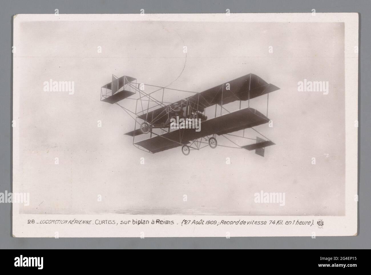 Glenn Curtiss in Zijn Vliegtuig te reims; Curtiss aerial locomotion, on biplane in Reims (27 August 1909, speed record 74 killy in 1 hour). . Stock Photo