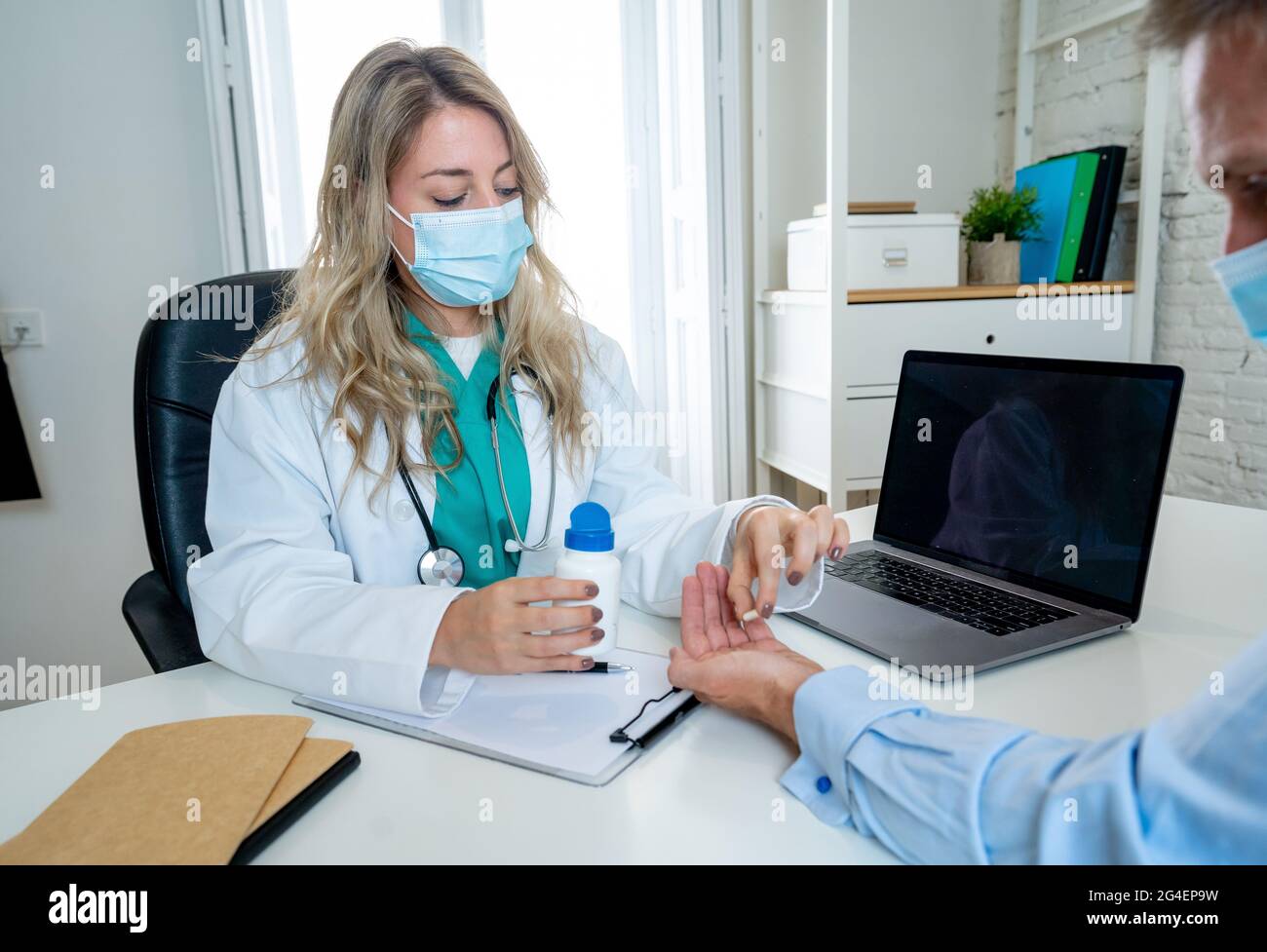 Caucasian woman doctor hi-res stock photography and images - Alamy