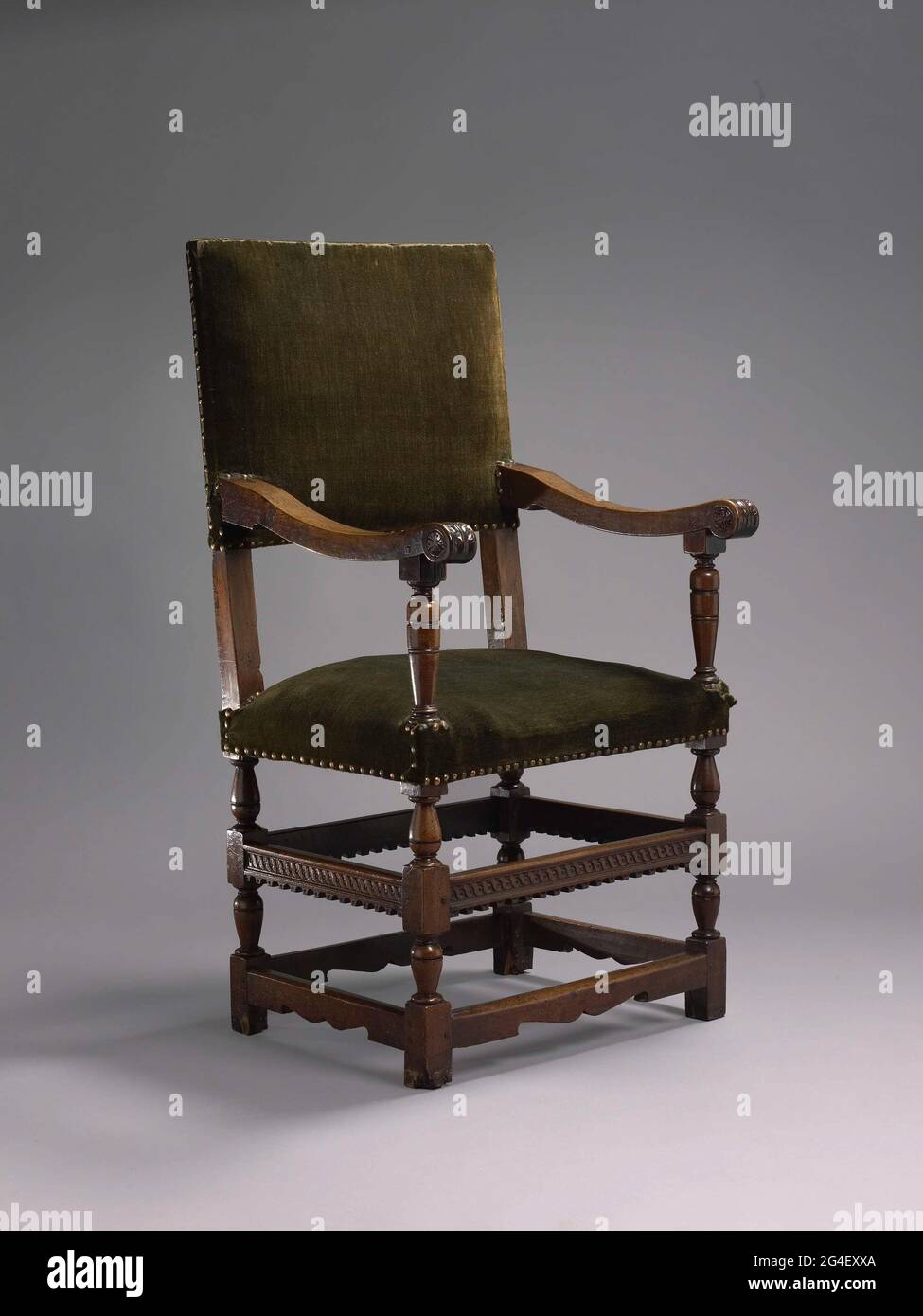 . Armchair from walnut. The furniture is covered and has paws with houses and planned sections. The four Middelports have expressions and braid tires and of the teeth of teeth. The four amonges are bracely shaped. The armrest supports are baluster-shaped; The armrests have been slightly rolled and end up at the head in volutes with flat acanthus leaf and rosettes aside. Stock Photo