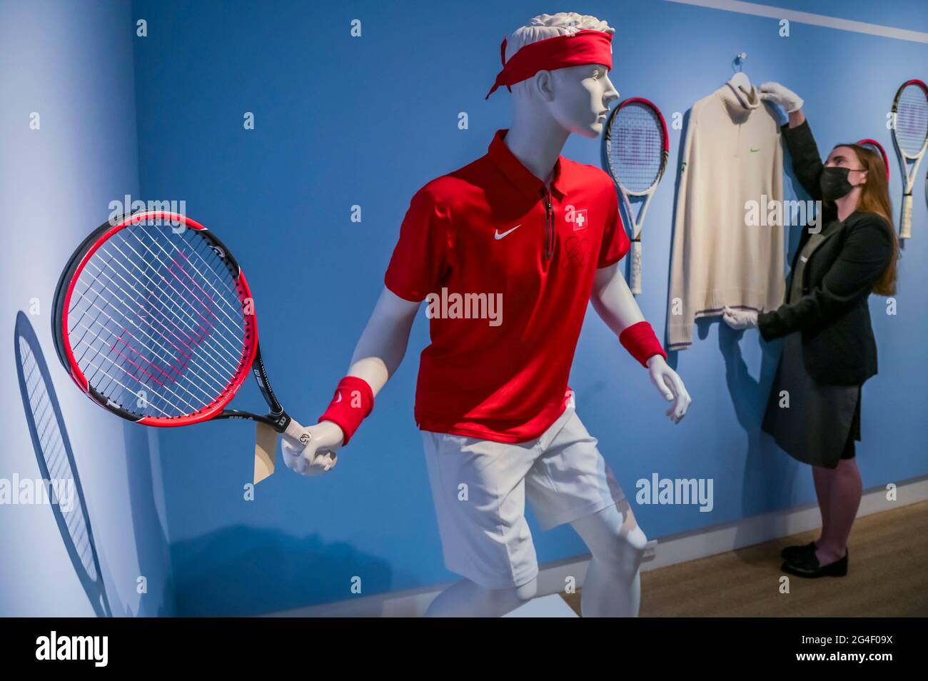 ROGER FEDERERS CHAMPION OUTFIT AND RACKET, DAVIS CUP, 2014