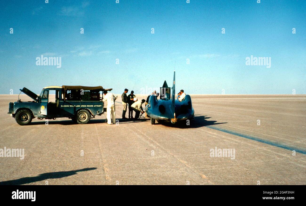 Bluebird CN7, Lake Eyre 1964 with Land Rover support vehicle Stock Photo