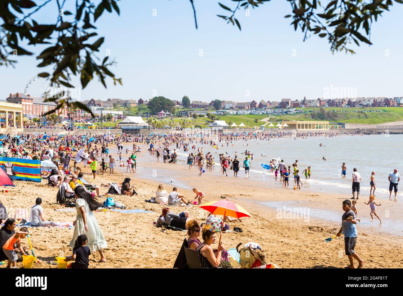 Barry island busy beach hires stock photography and images Alamy