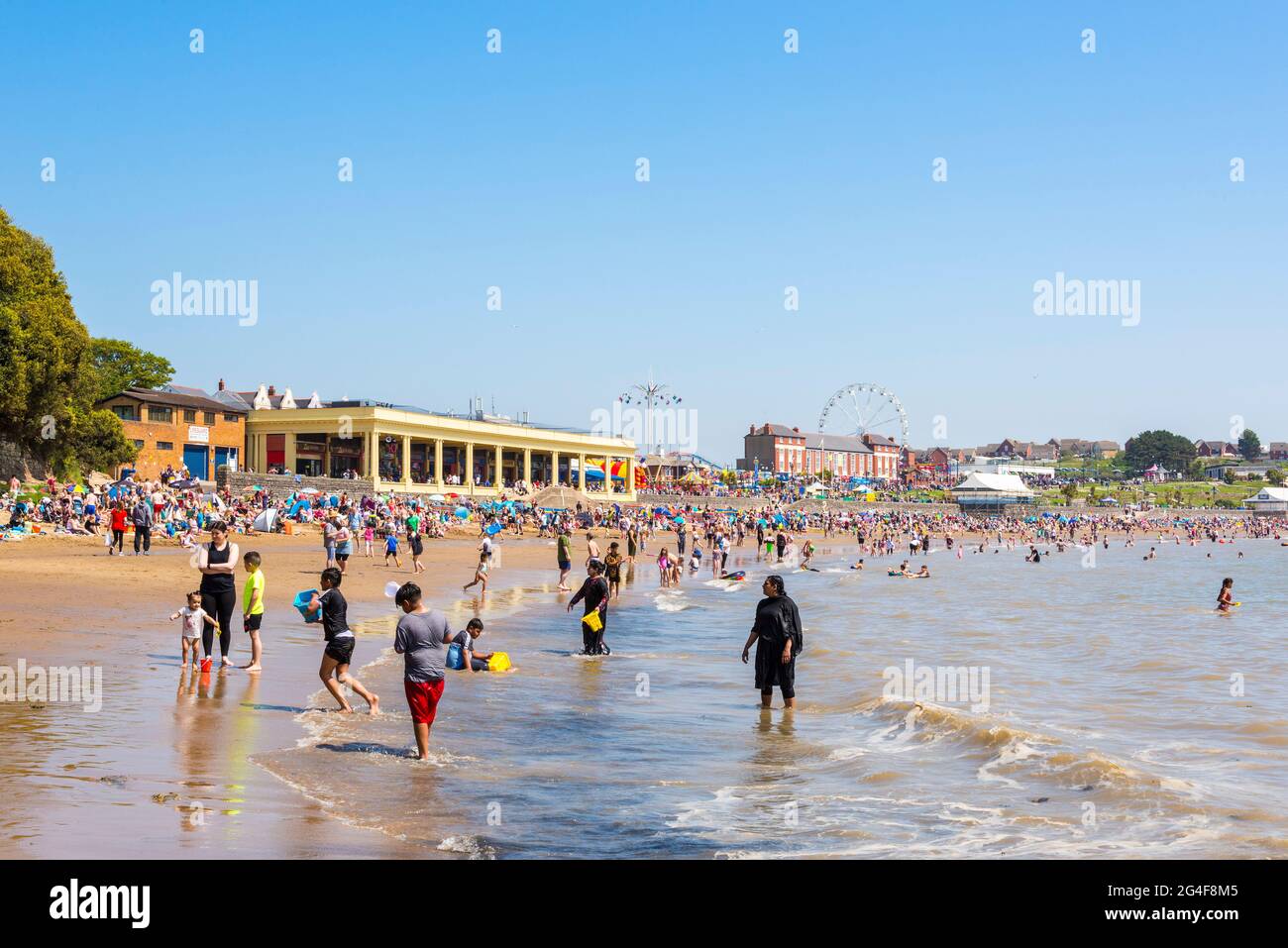 The beach at Barry Island seaside resort is crowded on a sunny Spring Bank Holiday Stock Photo