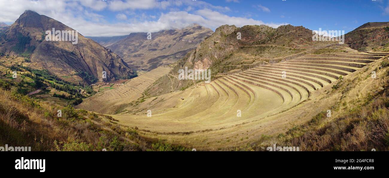 Walled terraces in the Inca ruin complex, Pisac, Cusco region, Urubamba province, Peru Stock Photo