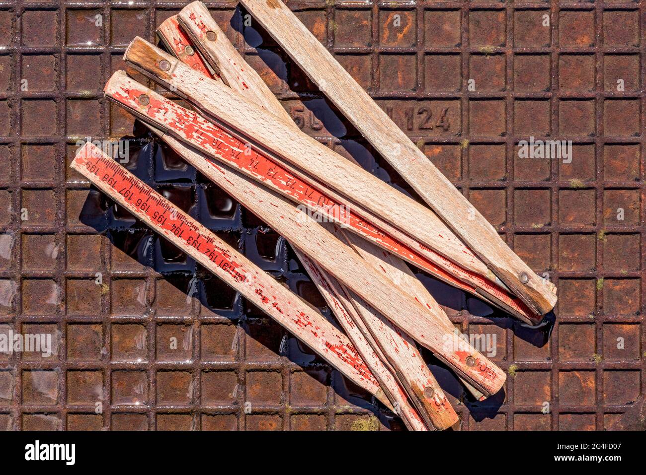 Folding meter sticks hi-res stock photography and images - Alamy