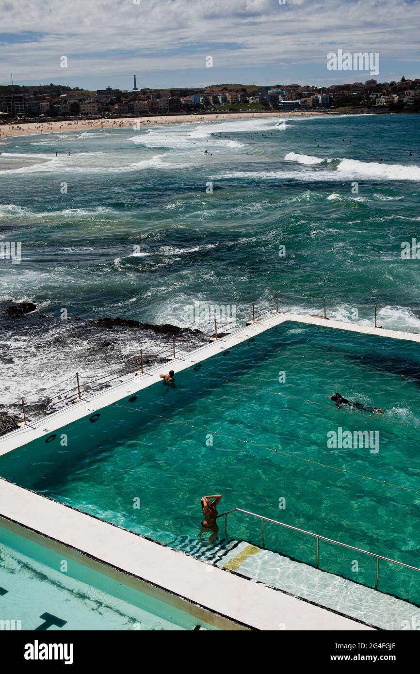People swimming at the Icebergs Swimming Club's pool, with Bondi beach in the background. Sydney, Australia. Stock Photo