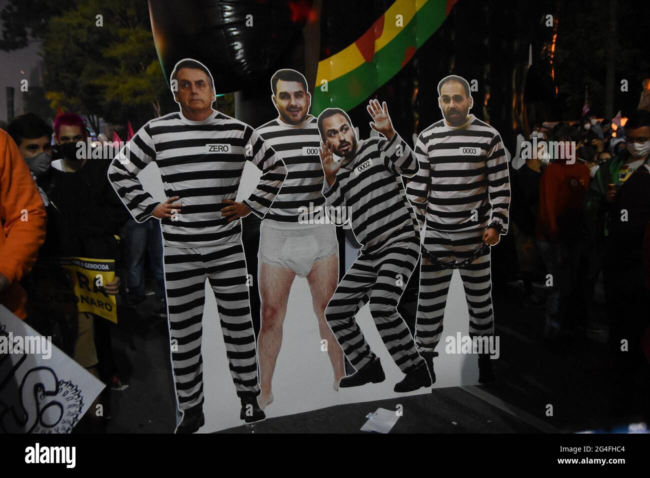 Protesters against Bolsonaro and in favor of the vaccine in Brazil that killed 500,000 people. Demonstrators are seen with flags, singing, and with slogans against the current government. (Photo by Ronaldo Silva/Pacific Press/Sipa USA) Credit: Sipa USA/Alamy Live News Stock Photo