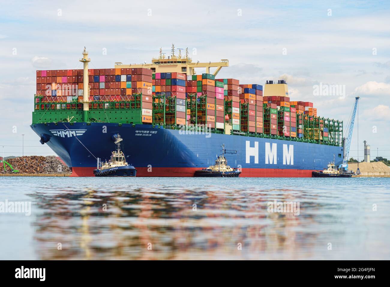 The Ultra Large container ship HMM Dublin dwarfs the Svitzer Towage ...