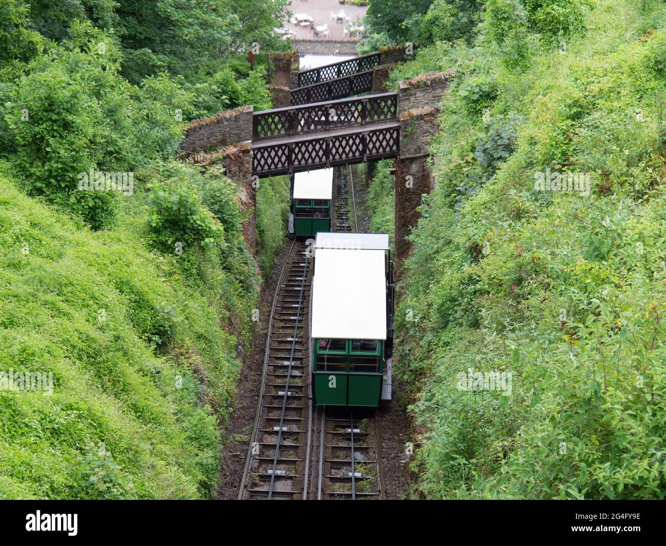 LYNTON, DEVON, ENGLAND - JUNE 20 2021: The water-powered funicular between the villages of Lynton and Lynmouth in action. Cars crossing. Stock Photo