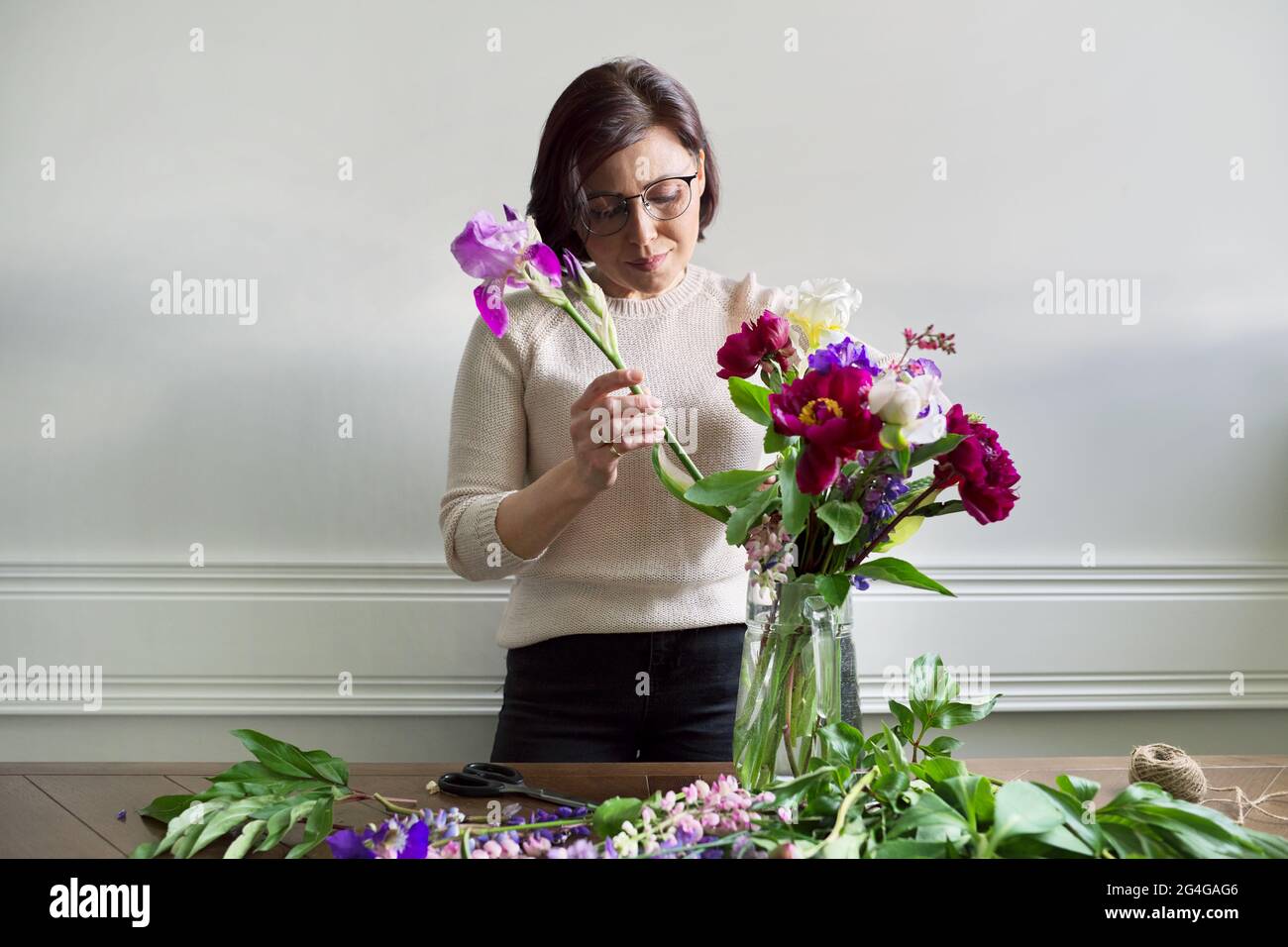 Mature woman spring hi-res stock photography and images - Alamy