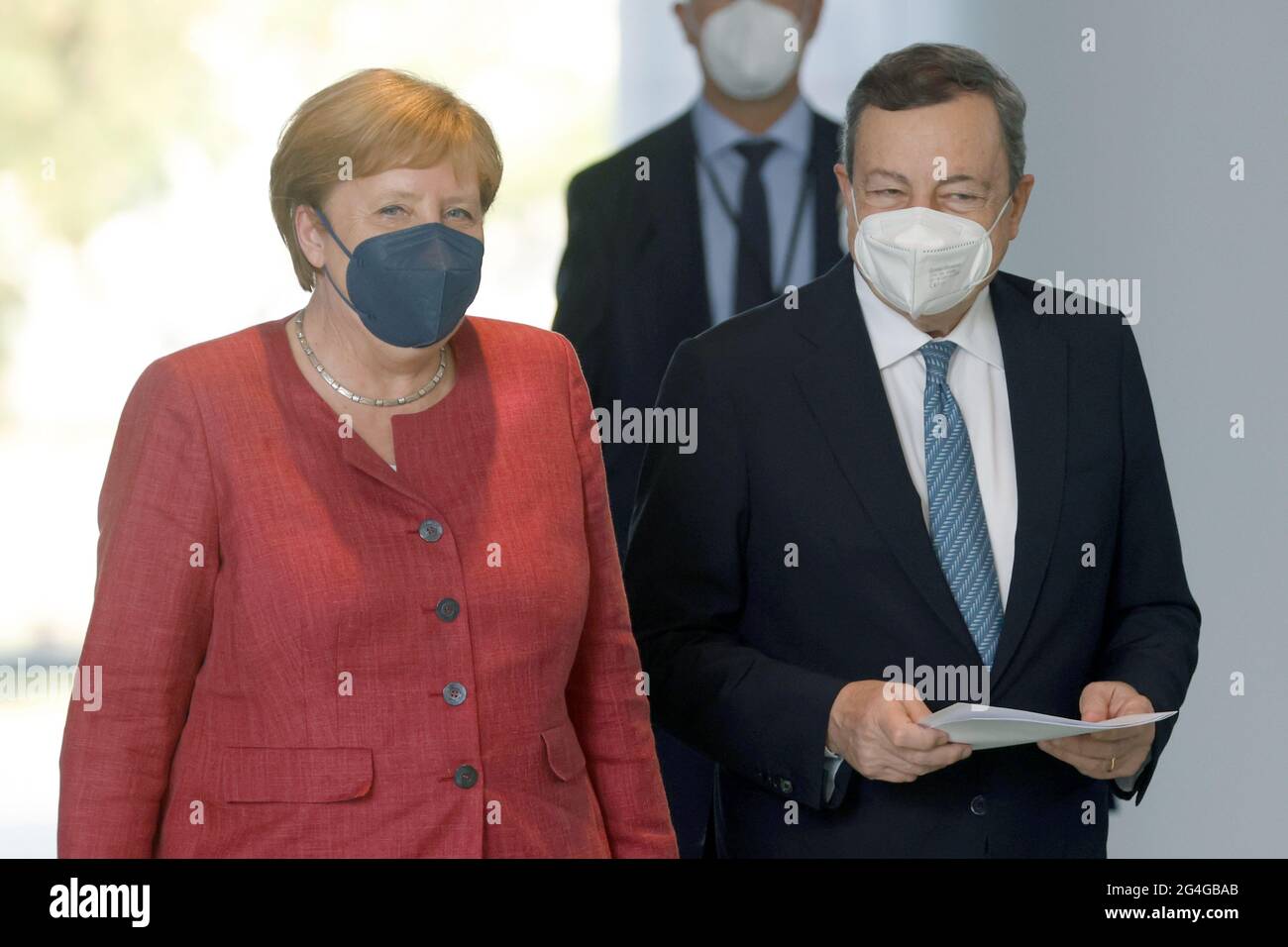 Berlin, Germany. 21st June, 2021. German Chancellor Angela Merkel (l, CDU) and Mario Draghi, Prime Minister of Italy, arrive for their press conference at the Federal Chancellery. Draghi is in Berlin for his inaugural visit. Credit: Odd Andersen/AFP-Pool/dpa/Alamy Live News Stock Photo