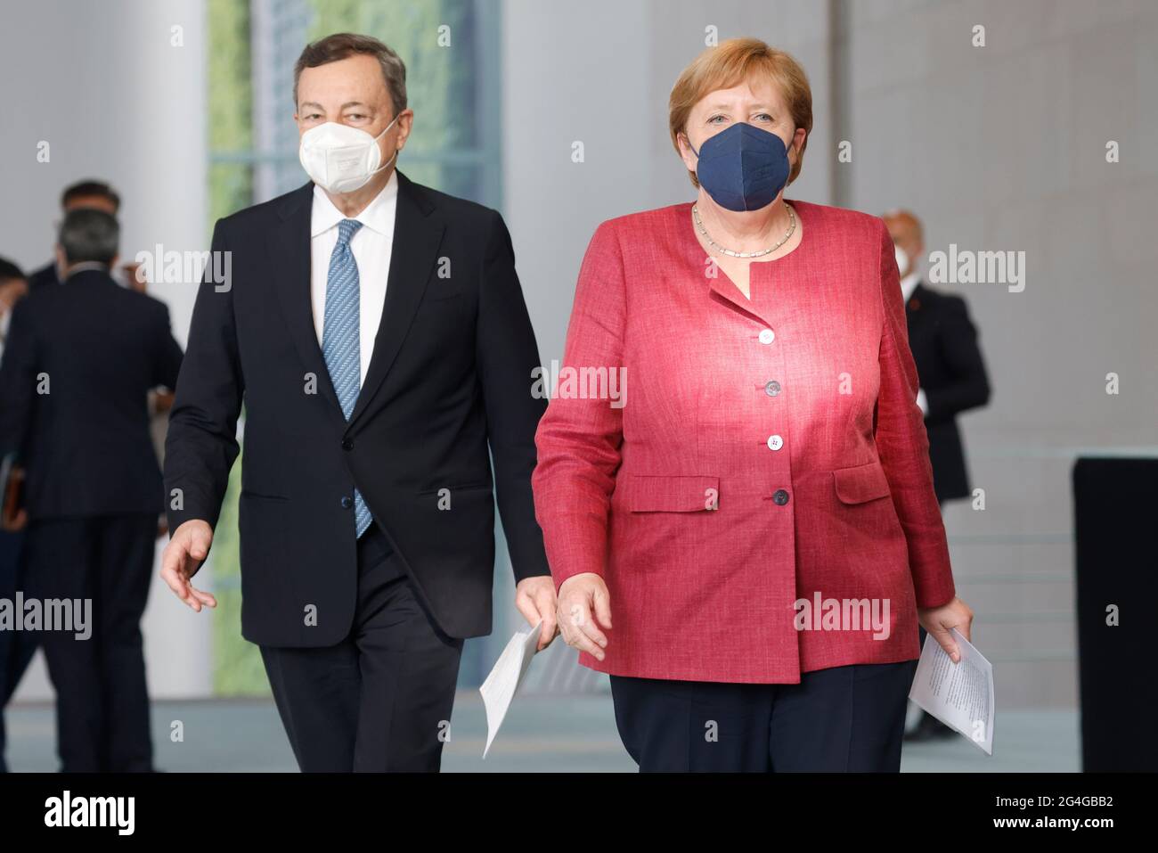 Berlin, Germany. 21st June, 2021. German Chancellor Angela Merkel (r, CDU) and Mario Draghi, Prime Minister of Italy, arrive for their press conference at the Federal Chancellery. Draghi is in Berlin for his inaugural visit. Credit: Odd Andersen/AFP-Pool/dpa/Alamy Live News Stock Photo