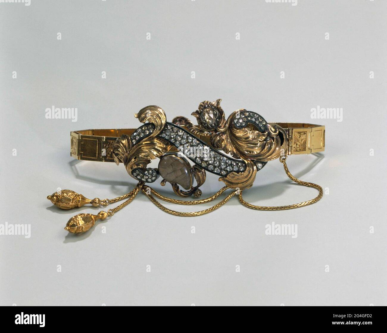 Rococo hair hi-res stock photography and images - Alamy