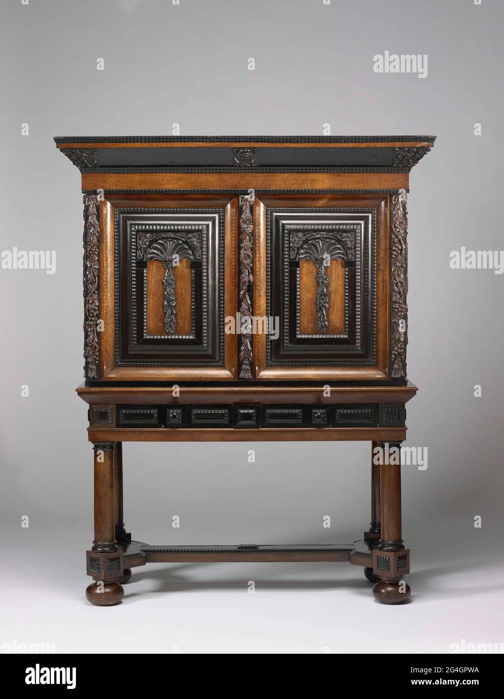 Table cabinet, glued with rosewood and ebony on an oak core. The styles are  decorated with festans. Both doors have ojy-shaped profiled pillows. On the  backs, a shell is made with