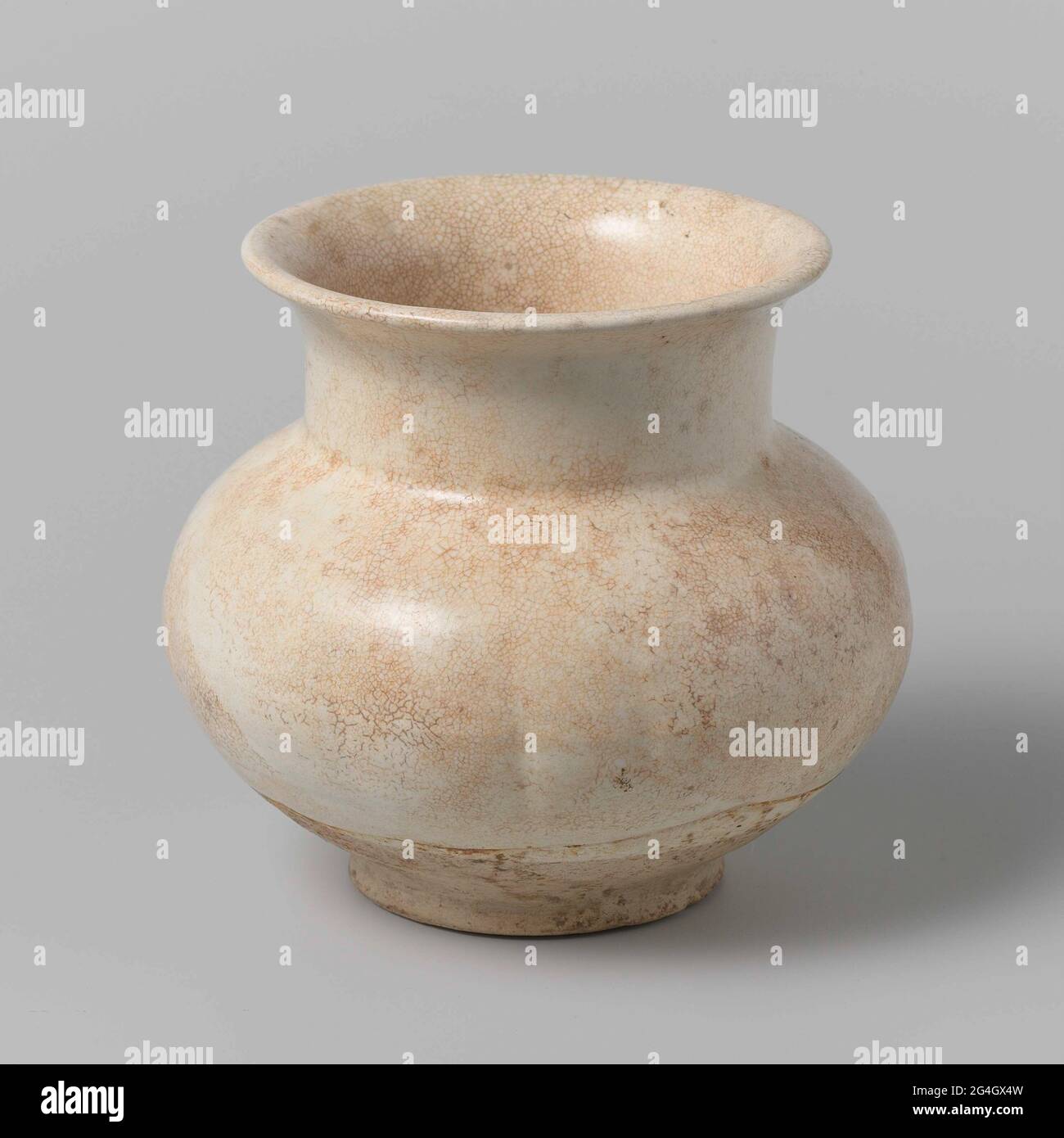 Spherical porcelain pot hi-res stock photography and images - Alamy