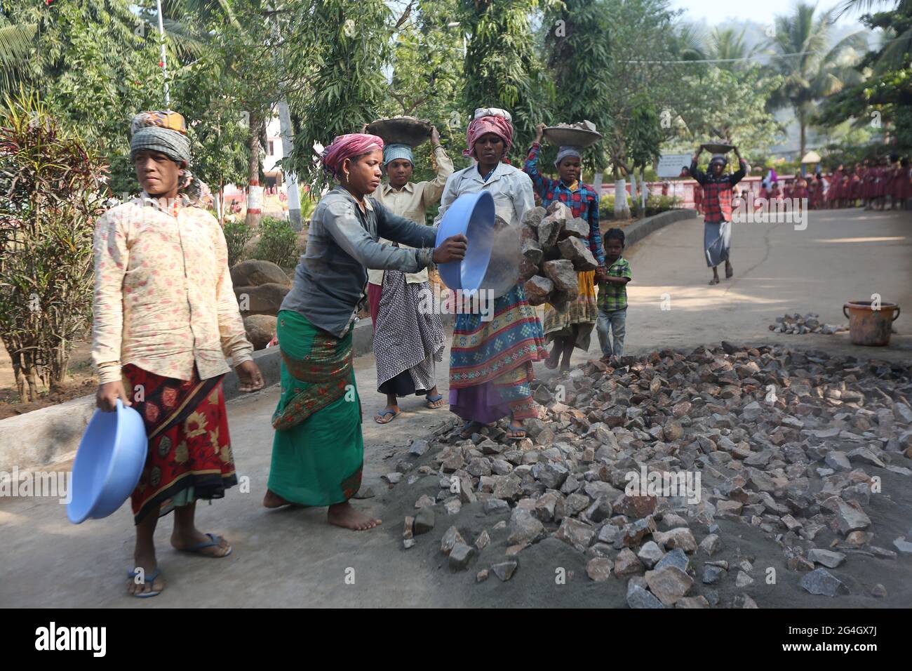 LANJIA SAORA TRIBE. Daily wage female Labours busy in construction work. Puttasingh village in Odisha, India Stock Photo