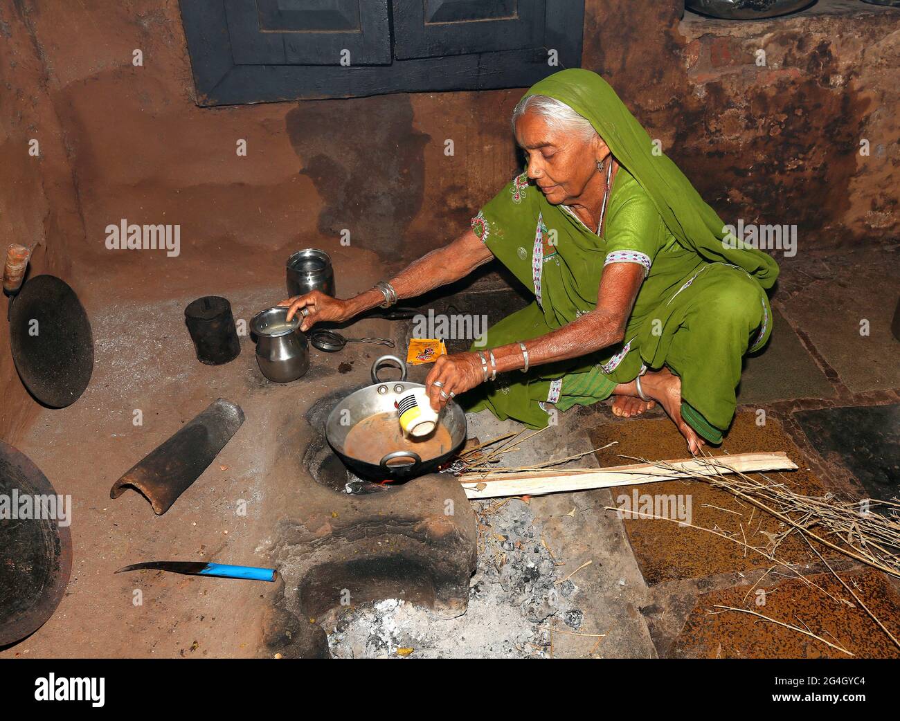 DHANKA TADVI TRIBE. Old woman making tea. Akkalkuwa tehsil of Nandurbar Dist in Maharashtra, India. The Tadvi Bhil are from the larger Bhil ethnic gro Stock Photo