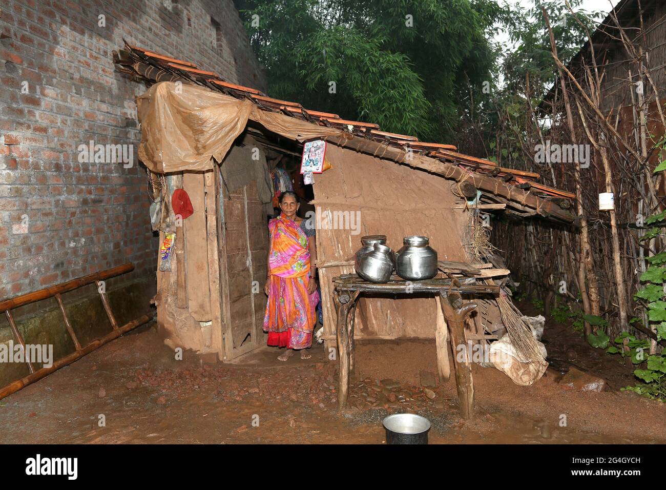 DHANKA TADVI TRIBE. Storage of drinking water place outside the house of Tadvi Bhil tribe. This picture was clicked in Mogarapani village of Akkalkuwa Stock Photo