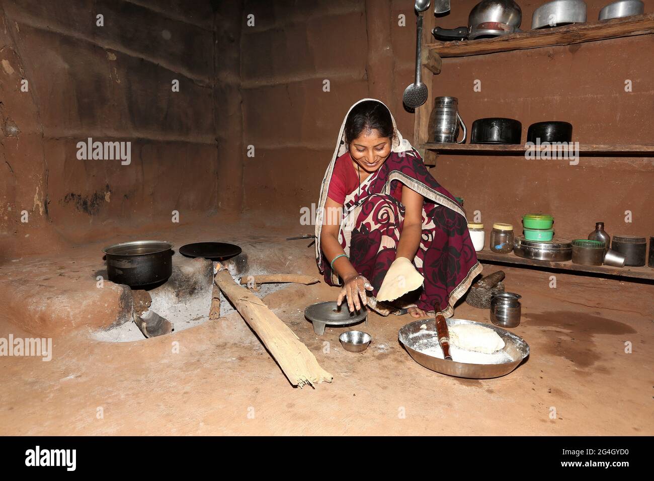 DHANKA TADVI TRIBE. Woman Making Jawar Roti at Mogarapani village of Akkalkuwa tehsil of Nandurbar dist in Maharashtra, India. The Tadvi Bhil are from Stock Photo
