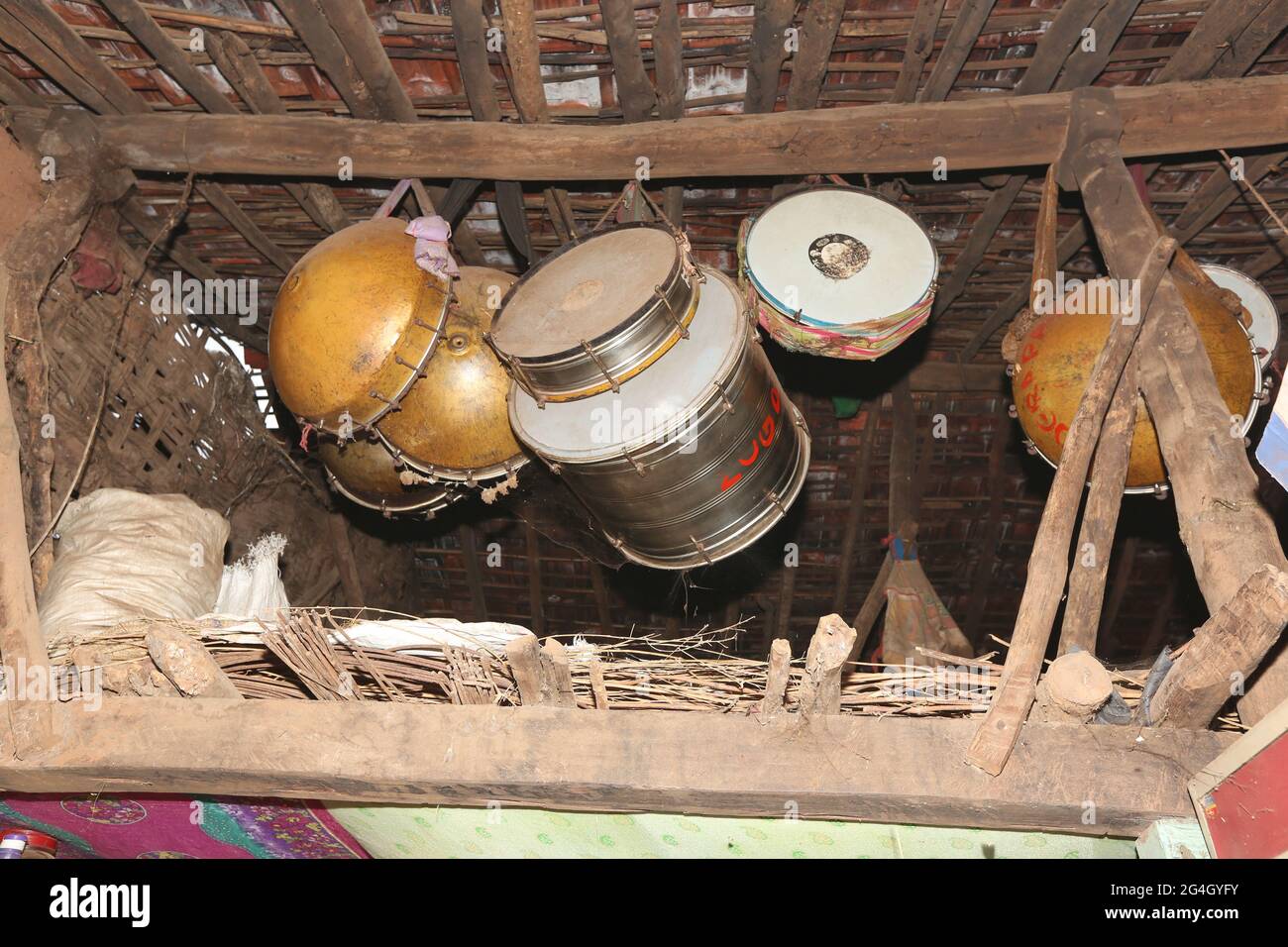 DHANKA TADVI TRIBE. Musical Instruments hanging at home - Mogarapani Village - Akkalkuwa tehsil - Nandurbar Dist - Maharashtra, India Stock Photo