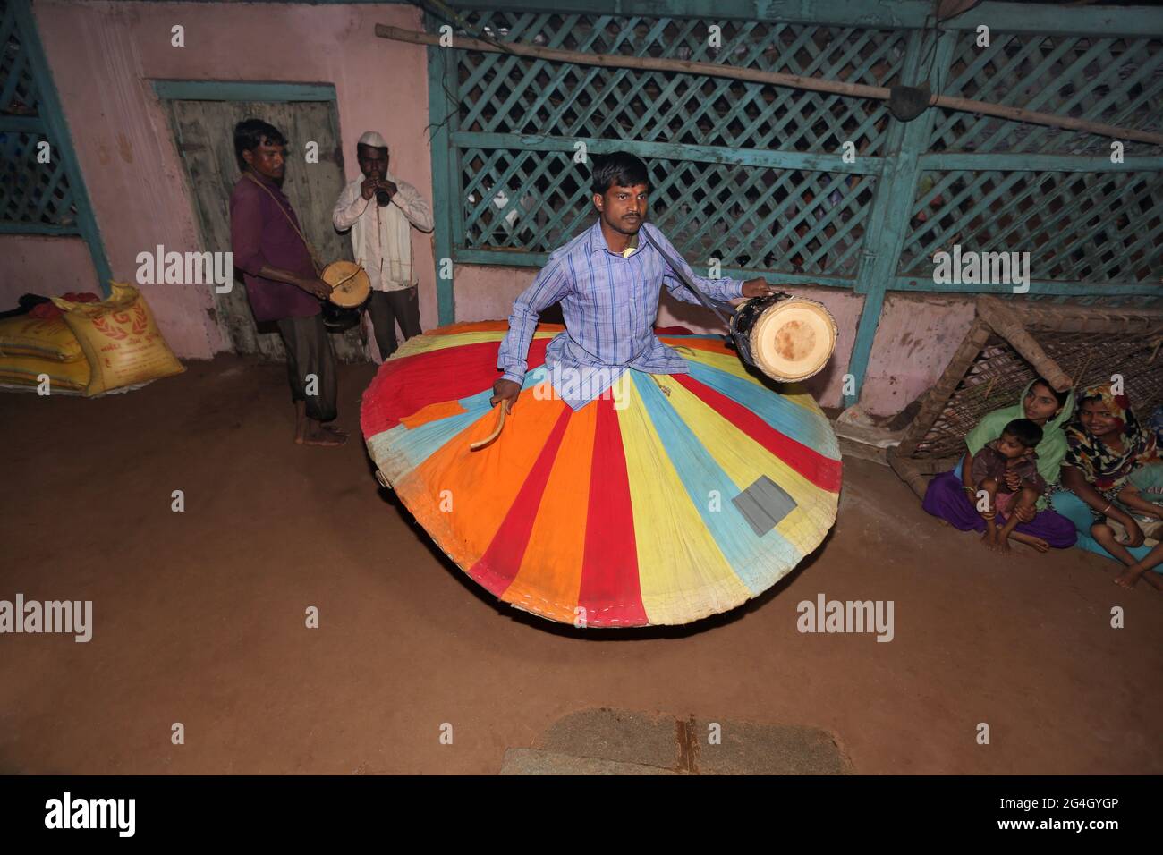 DHANKA TADVI TRIBE. Man perfoming Dholi Dance in colorful dress. Akkalkuwa tehsil of Nandurbar Dist in Maharashtra, India. Stock Photo
