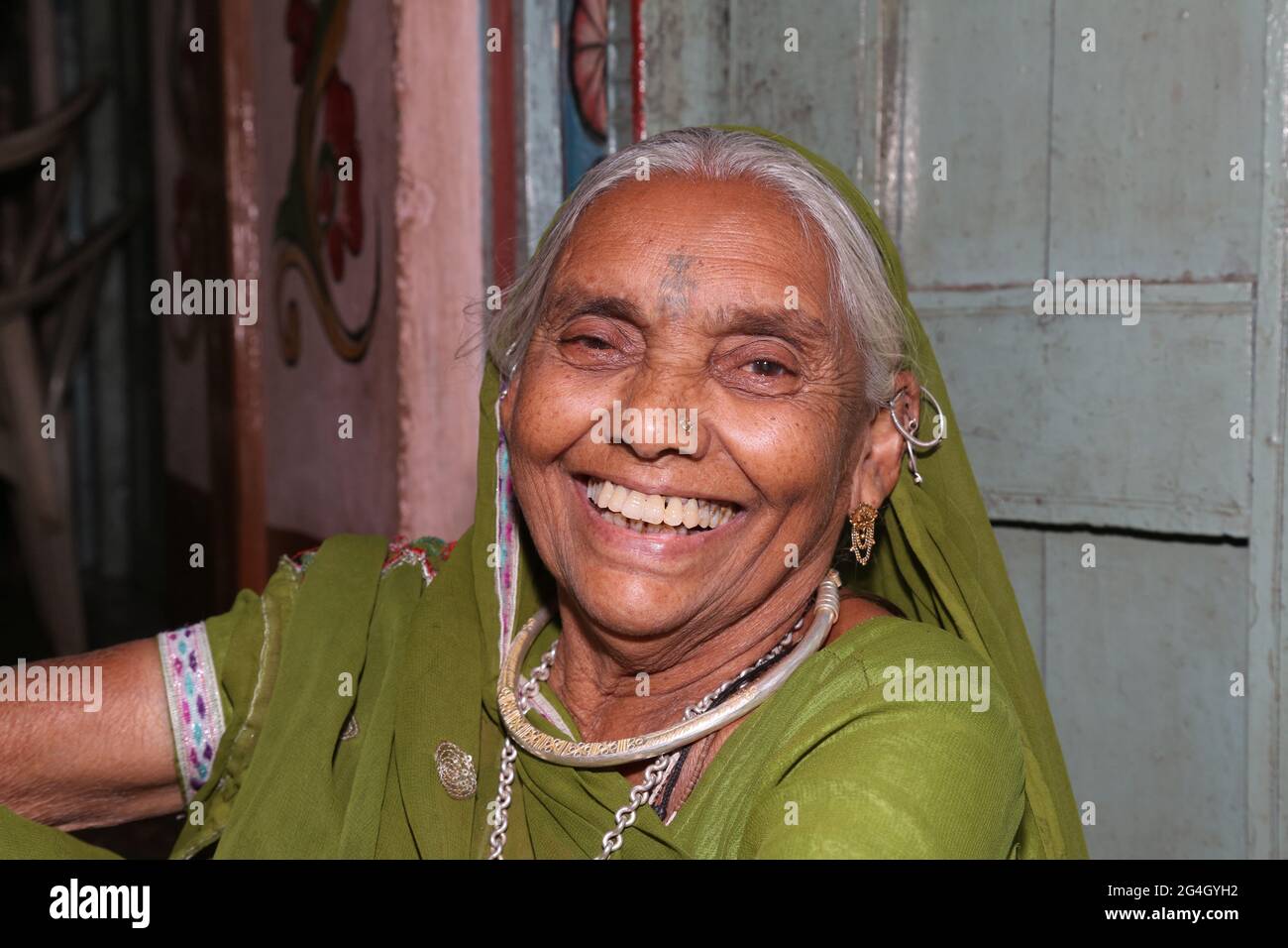 DHANKA TADVI TRIBE. Old Woman with traditonal silver necklace and earrings. Mogarapani Village - Akkalkuwa tehsil - Nandurbar Dist - Maharashtra, Indi Stock Photo