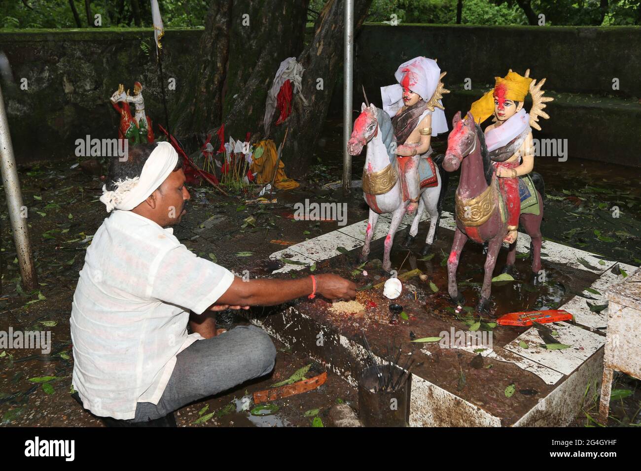 DHANKA TADVI TRIBE.  Man worshipping tribal deities - Satapuda Hills -- Maharashtra, India. They are from the larger Bhil ethnic group, and are a clan Stock Photo